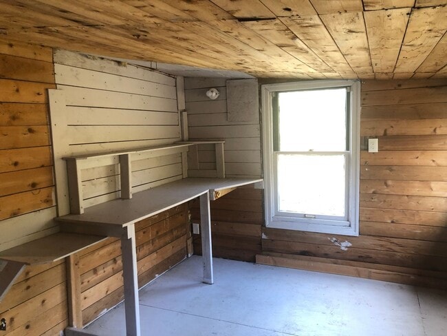 Building Photo - Cute 2 bedroom 1 bathroom farm house!
