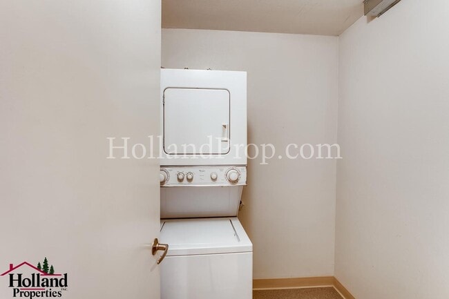 Building Photo - Modern 2-Bedroom Apartment in the Heart of Downtown NEW SUPER PRICE at $1,795!