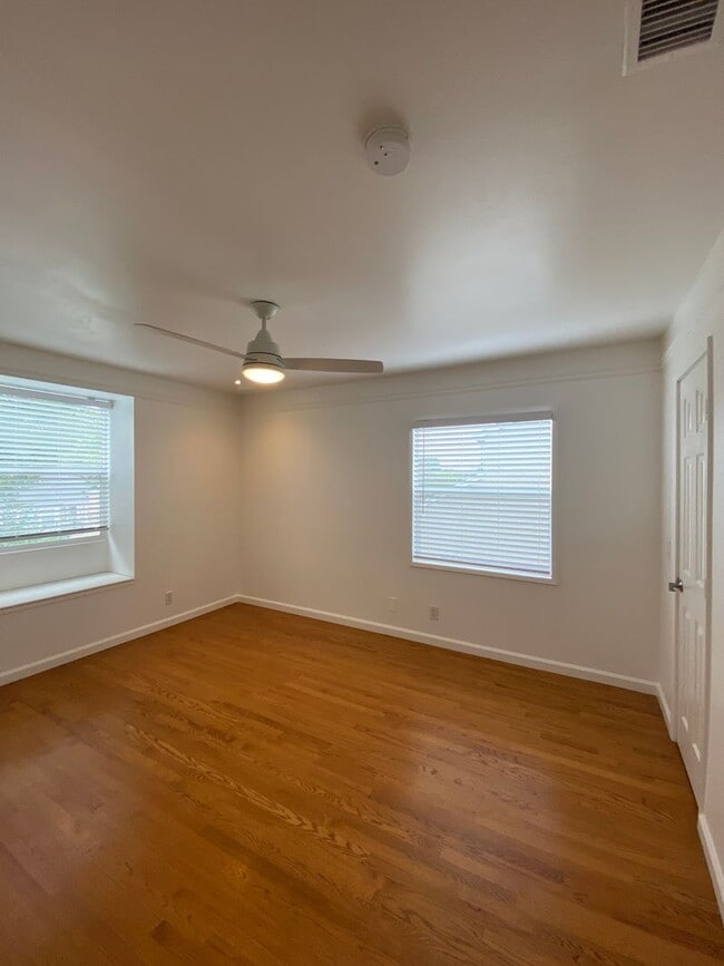 Building Photo - Long Beach: 4 bedroom 3 bath with Spacious...