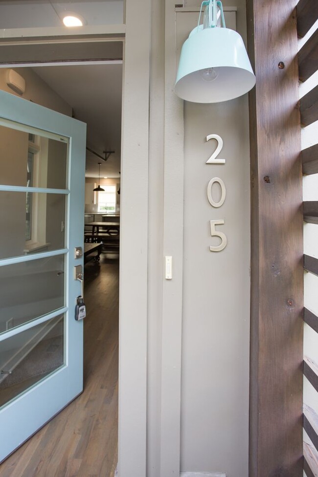 Building Photo - Beautifully Partially Furnished or Unfurni...