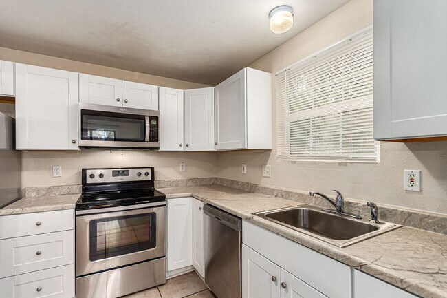 Building Photo - 2 Bed 1.5 Bath Updated Arvada Condo - Available June 5th