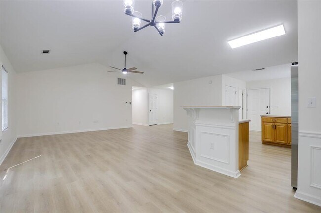 Building Photo - 721 Whitehead Rd
