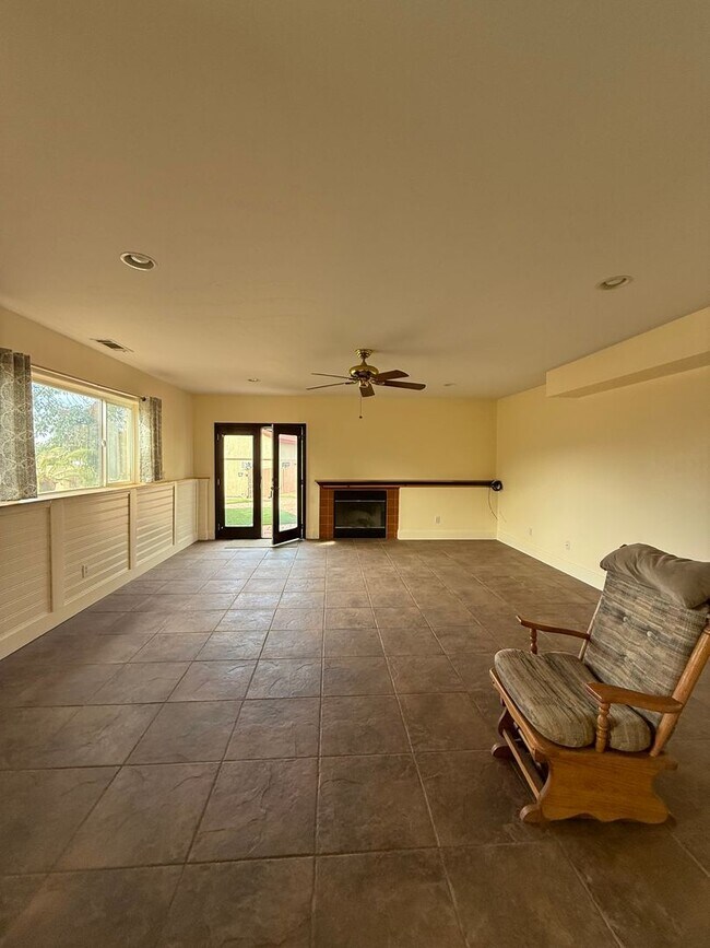 Building Photo - Huge 5 bedroom Home in Scenic Setting