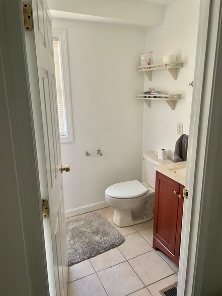 Building Photo - 24 Lawn St