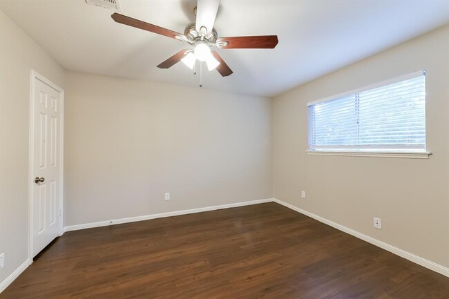 Building Photo - 1710 Pine Gap Dr