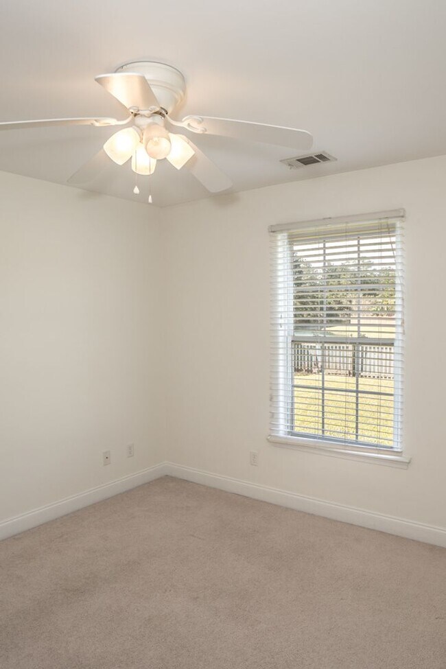 Building Photo - Three Bedroom Home in Hearthstone Lakes Community