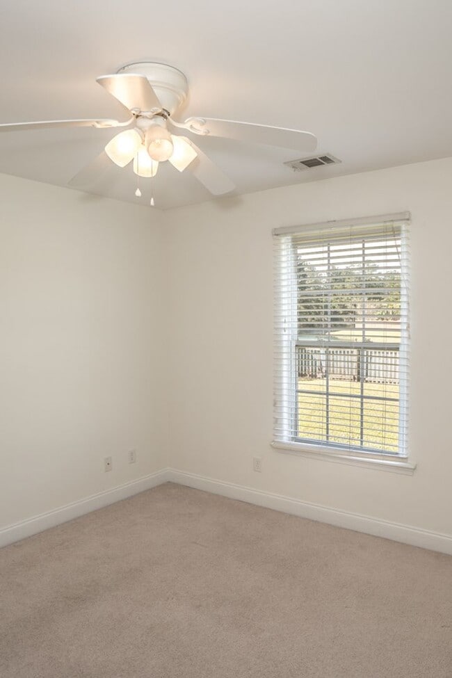 Building Photo - Three Bedroom on the Pond in Hearthstone Lakes Community