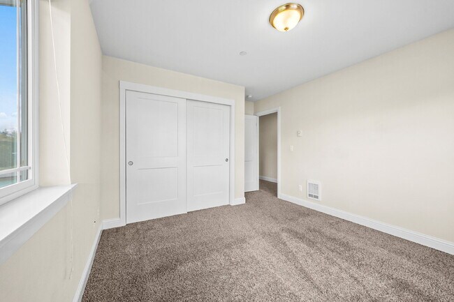 Building Photo - 4 bedrooms, 2.5 bathrooms with attached garage. This large unit is 3 floors!  Rent of $2900.00 in...