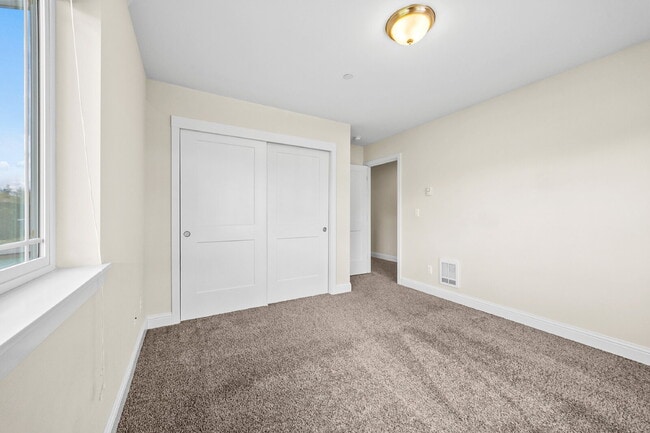 Building Photo - **APPLICATION RECEIVED 5/4/2026. NO SHOWINGS AT THIS TIME**4 bedrooms, 2.5 bathrooms with attache...