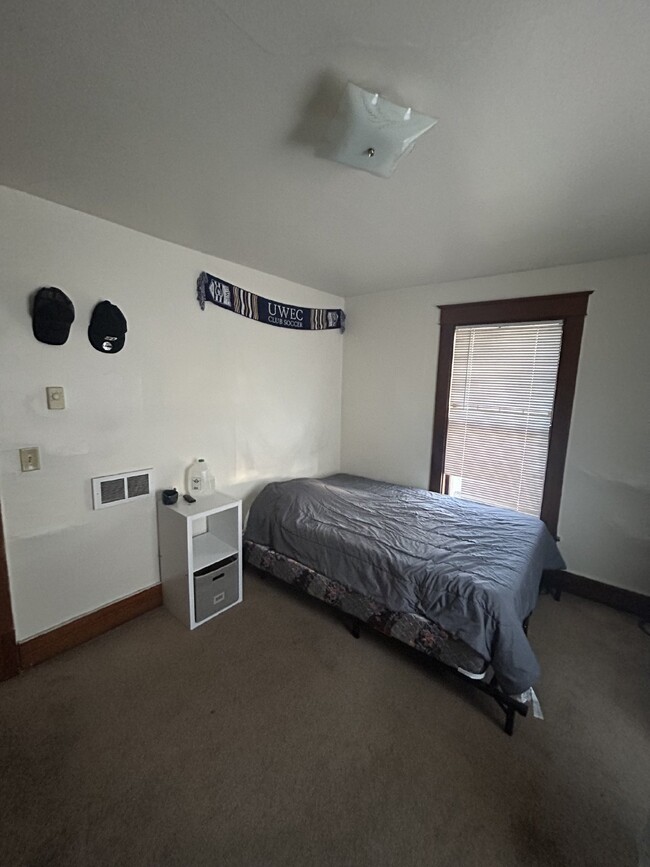 Building Photo - Charming Private Bedroom Available June 1s...