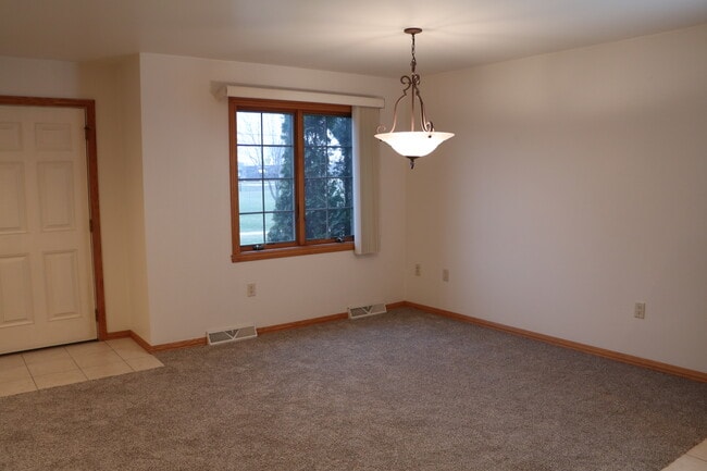 Dining - 900 Cedar St