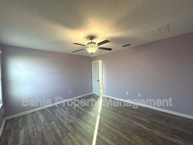 Building Photo - 582 Royal Empress Dr