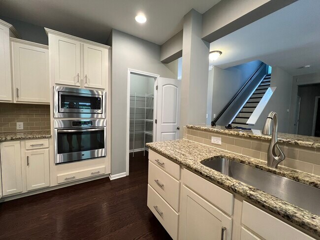 Building Photo - 2198 Laurens Dr