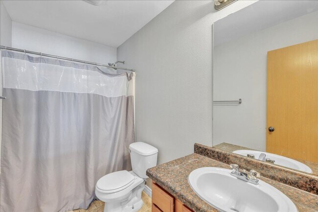 Building Photo - Stylish Yelm Home with A/C, Butcher Block Counters & Fully Fenced Yard!