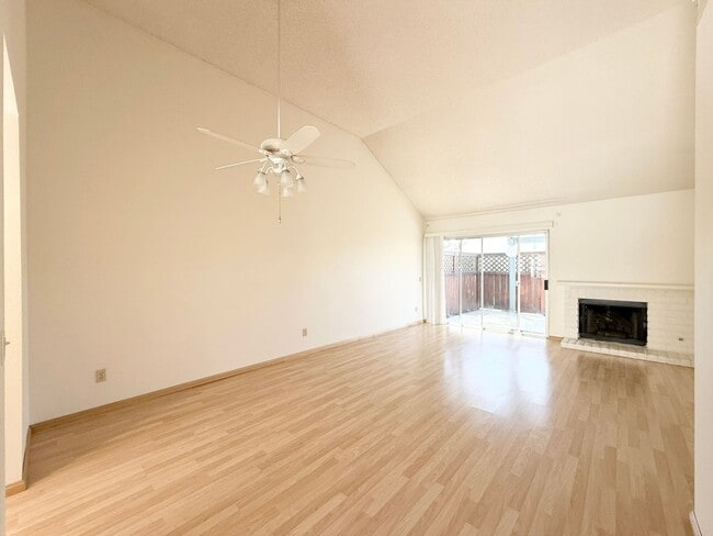 Building Photo - Single Story Townhome in Escondido!