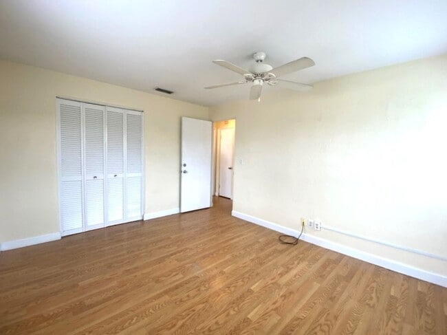 Building Photo - Adorable Beachside Bungalow!