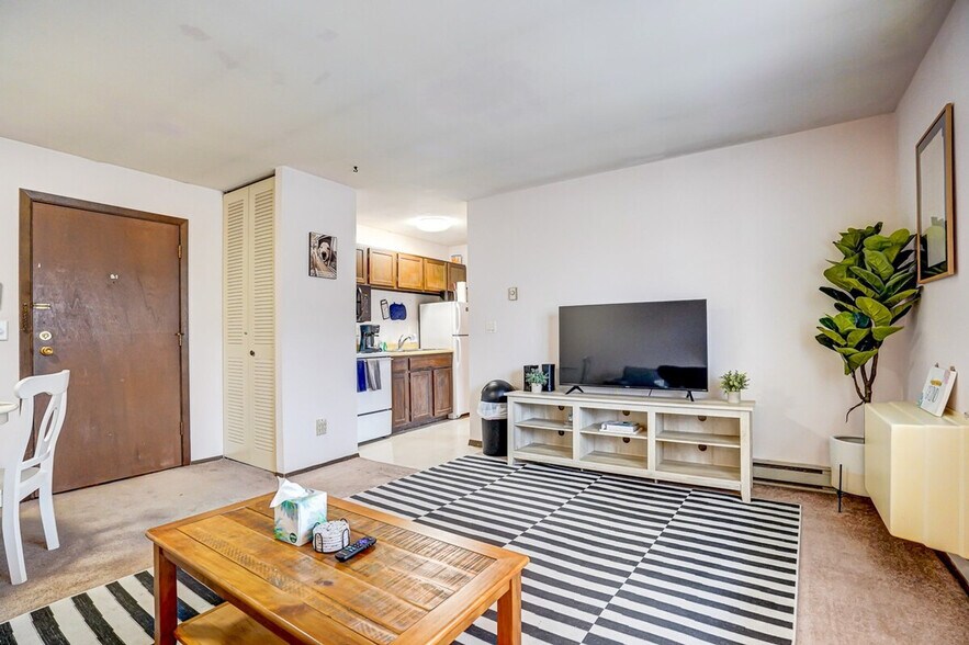 Building Photo - 2601 University Ave