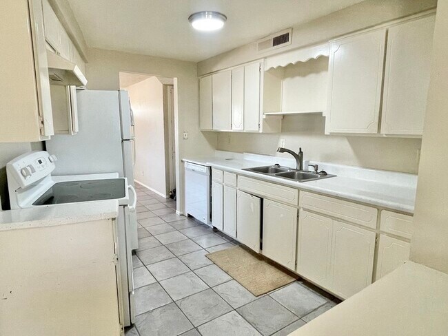 Building Photo - Beautiful 3 Bedroom 2 Bath Great in Phoeni...