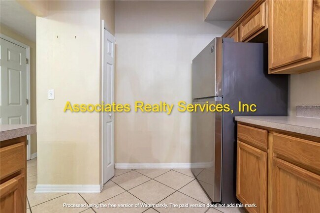 Building Photo - GREAT LOCATION-  3 Bedroom- LOOK!