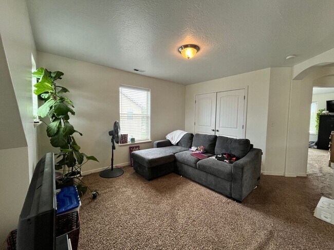 Building Photo - 2049 S Meadow Marsh Dr