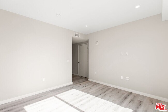 Building Photo - 1226 S Bedford St