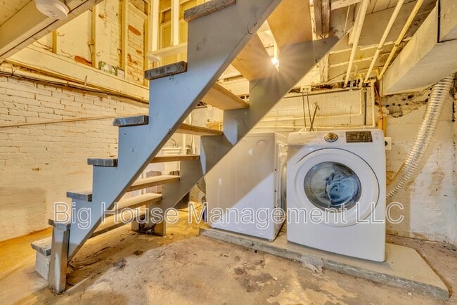 Building Photo - 226 N Madeira St