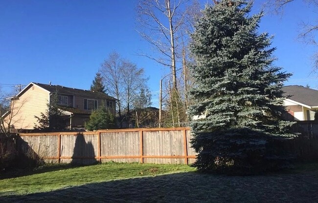 Building Photo - Everett Single Family Home 3 Bed, 1.5 Bath...