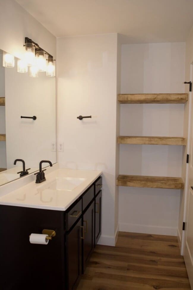 Building Photo - Modern 3 Bed 2 Bath House in Willow Falls!