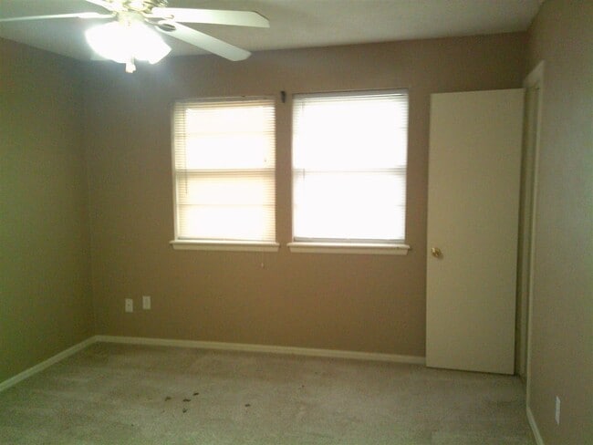 Building Photo - 2903 NE Lakeview Cir