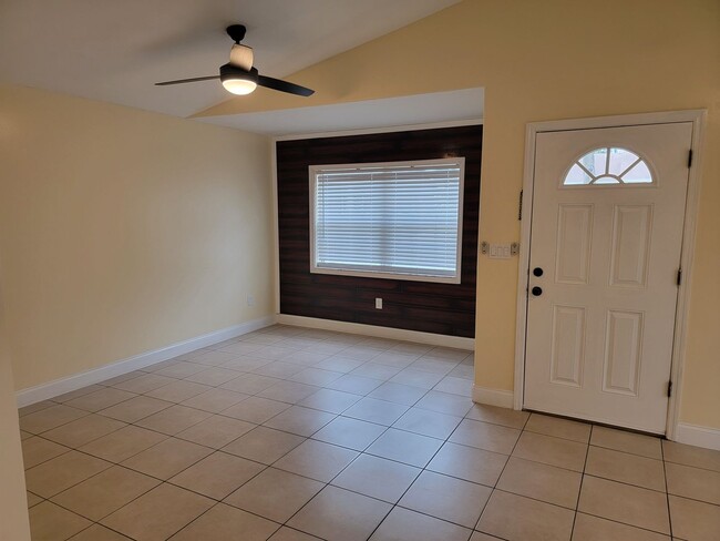 Building Photo - AVAILABLE IMMEDIATELY! Port Orange 3/2 Spr...