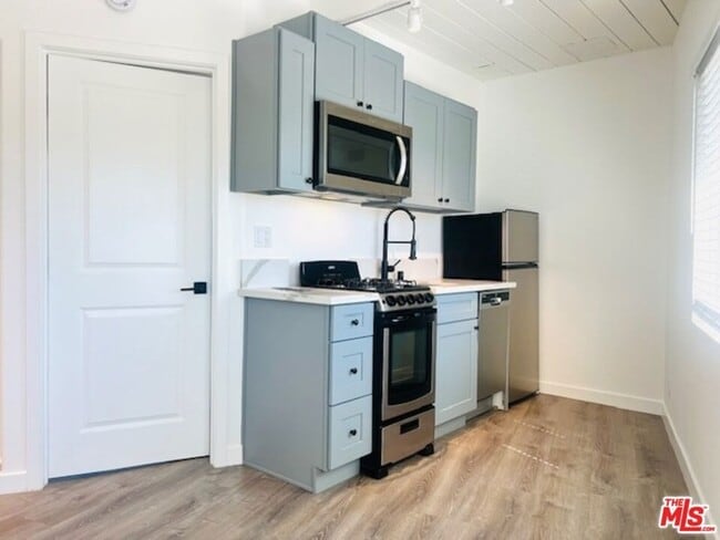 Building Photo - 421 E Chevy Chase Dr