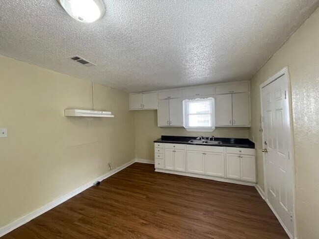 Building Photo - 2005 N 39th A St