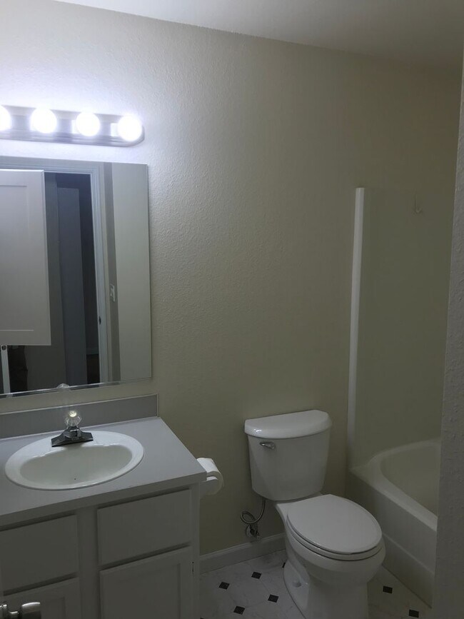 Building Photo - Nice 2 Beds/ 2 Bath Condo in Woondinville!