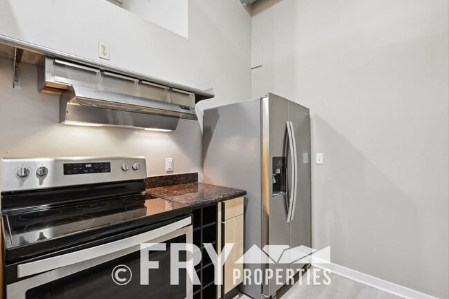 Building Photo - Ground Floor Condo in Great Uptown Location