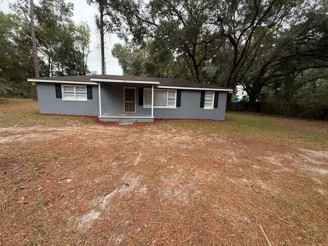 Building Photo - Spacious 3 Bedroom 1  Bath home with Appliance and Washer/Hookup.