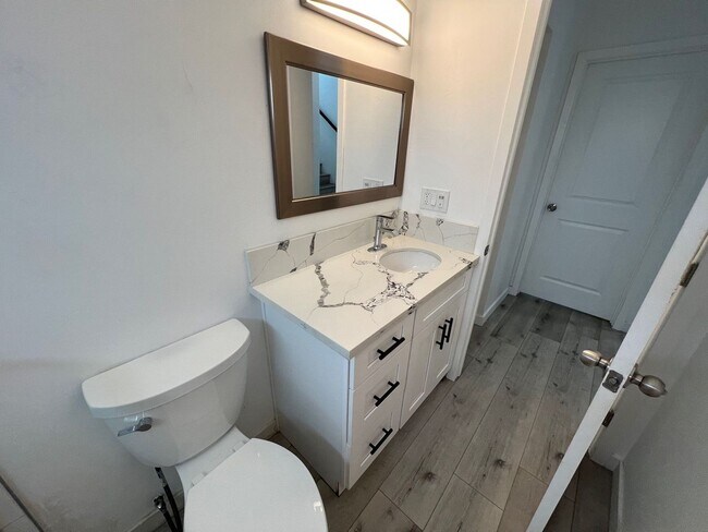 Building Photo - 4BD/2BA, Quick Walk to Campus!