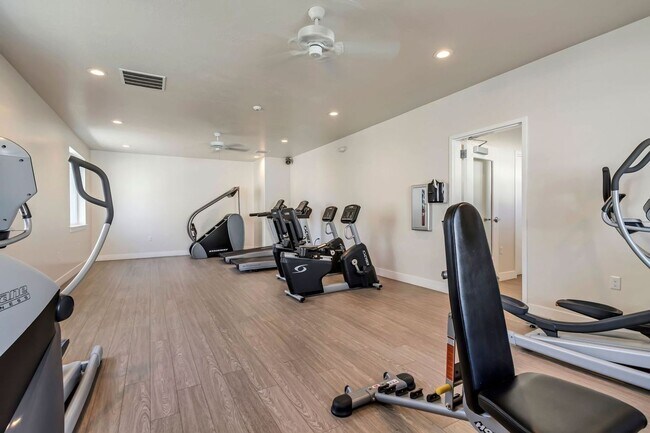 Building Photo - Gorgeous Three Bedroom Townhome; Herriman//