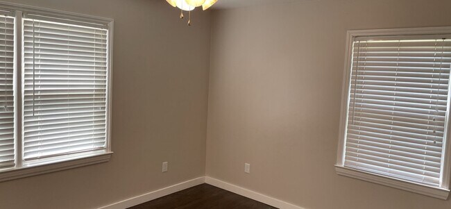 Building Photo - 2/1 Renovated House with fenced in lawn av...