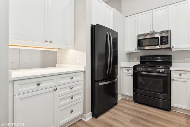 Building Photo - 939 W Madison St