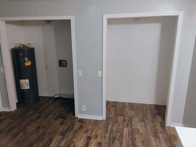 Building Photo - Single Family