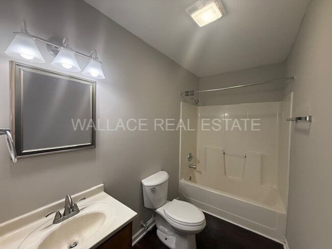 Building Photo - SOUTH KNOX CHARMER ...  2 BEDROOM AND 1 BATH