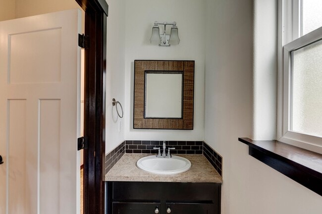 Building Photo - Stunning 3 Bed 2.5 Bath home in Fairway Point