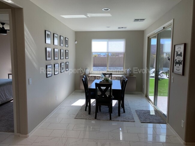 Building Photo - 8721 W MacKenzie Dr