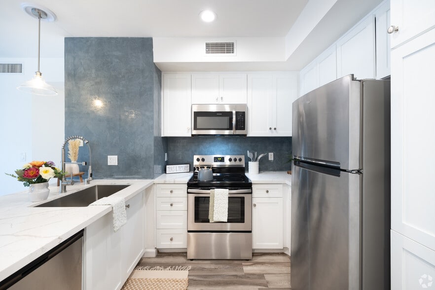 Building Photo - 3400 Cahuenga Blvd Los Angeles, CA 90068