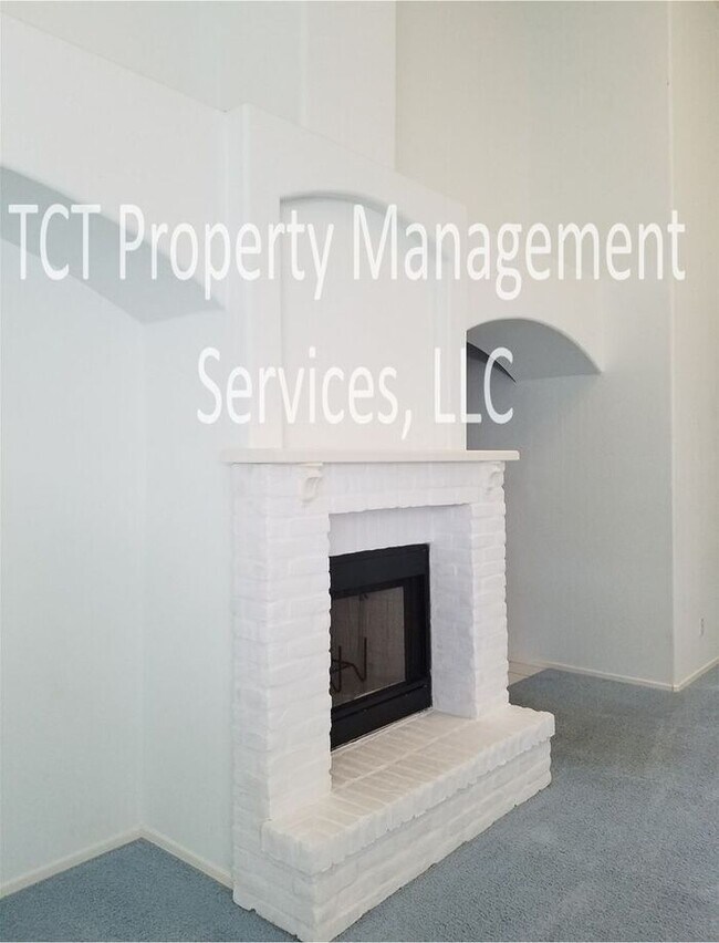 Building Photo - Beautiful Townhome with Fireplace