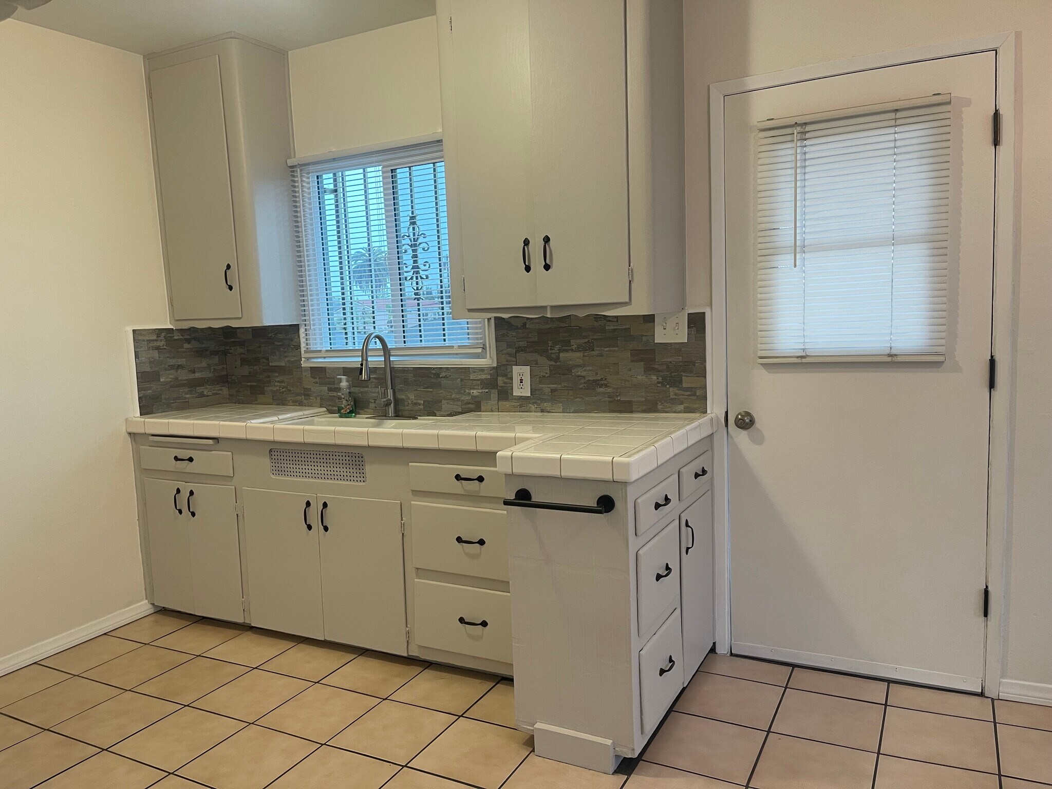 KITCHEN - 8991 Burke Ave