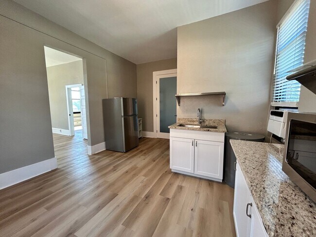 Building Photo - Bright 2nd Floor Apartment on 3rd Street -- Utilities Included!