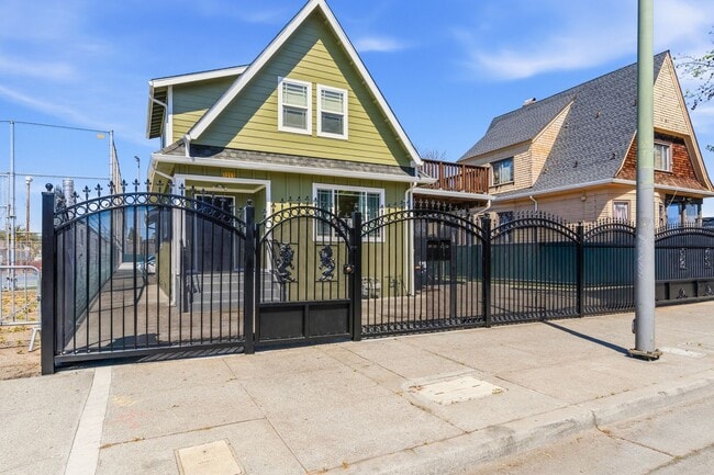 Building Photo - Newly Remodeled 4-Bedroom Oakland Duplex with Gated Parking