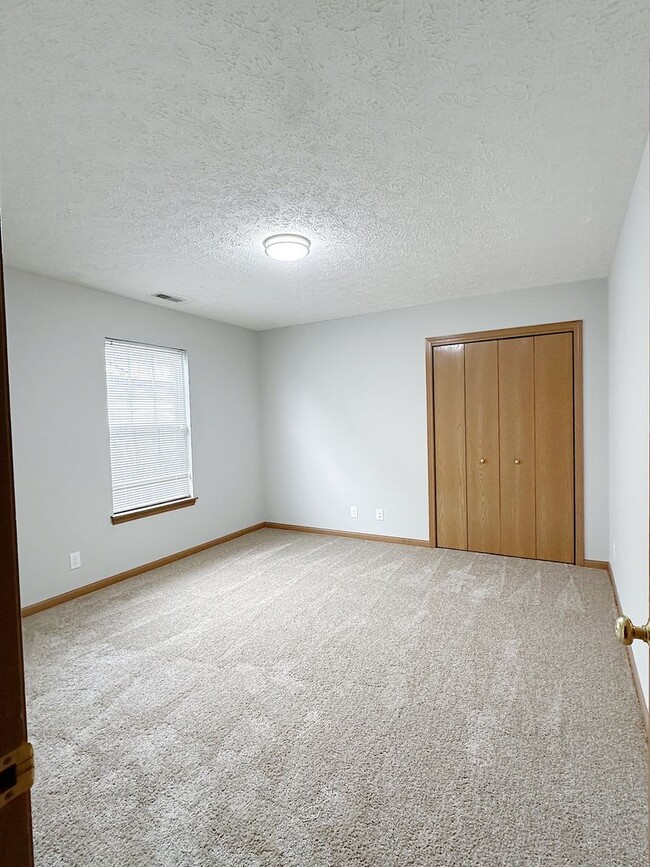 Building Photo - Spacious 2BD 2BA duplex with 2-car attache...