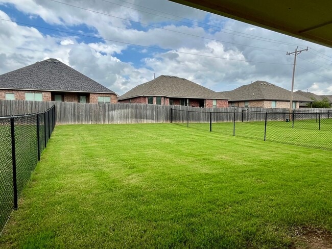 Building Photo - Large 3 Bed, 2 Bath in Beautifully Well-Ma...